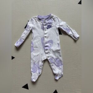 Nike|Baby gender neutral white & Purple long sleeve footies with Nike print•NB